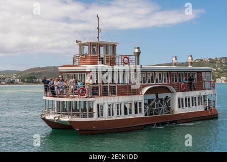 Knysna Lagoon, Mossel Bay, Südafrika -- 9. Januar 2018 -- EINE Tour Bootsfahrt entlang der Knysna Lagune in Mossel Bay, ein berühmtes Touristenziel. Stockfoto