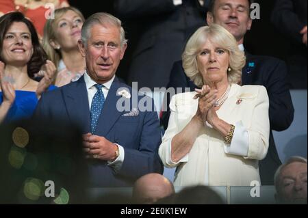 Der britische Prinz Charles (L-R) und Camilla, die Herzogin von Cornwall, wurden während der Eröffnungszeremonie der Olympischen Spiele 2012 in London, Großbritannien, am 27. Juli 2012 auf den Ständen gesehen. Foto von ABACAPRESS.COM Stockfoto