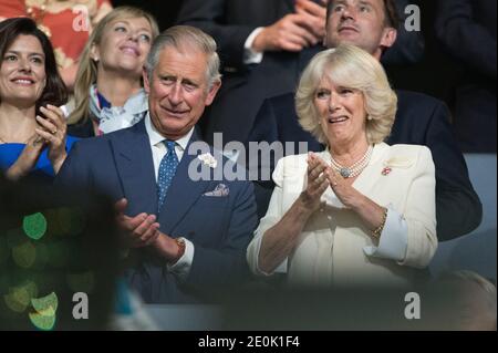 Der britische Prinz Charles (L-R) und Camilla, die Herzogin von Cornwall, wurden während der Eröffnungszeremonie der Olympischen Spiele 2012 in London, Großbritannien, am 27. Juli 2012 auf den Ständen gesehen. Foto von ABACAPRESS.COM Stockfoto