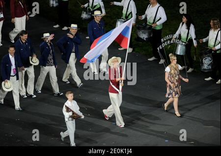 Die russische Maria Sharapova trägt die Flagge ihres Landes während der Olympischen Spiele 2012 in London Eröffnungszeremonie im Olympiastadion der Olympischen Spiele in London, Großbritannien am 27. Juli 2012. Foto von Henri Swzarc/ABACAPRESS.COM Stockfoto