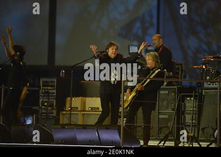 Paul McCartney tritt während der Eröffnungszeremonie der Olympischen Spiele 2012 in London, England am 27. Juli 2012 auf. Foto von ABACAPRESS.COM Stockfoto