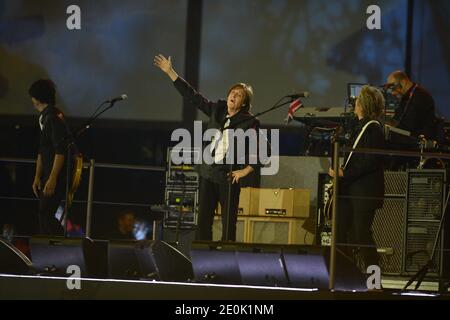 Paul McCartney tritt während der Eröffnungszeremonie der Olympischen Spiele 2012 in London, England am 27. Juli 2012 auf. Foto von ABACAPRESS.COM Stockfoto