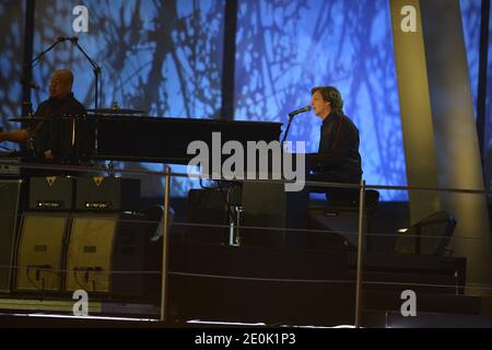 Paul McCartney tritt während der Eröffnungszeremonie der Olympischen Spiele 2012 in London, England am 27. Juli 2012 auf. Foto von ABACAPRESS.COM Stockfoto