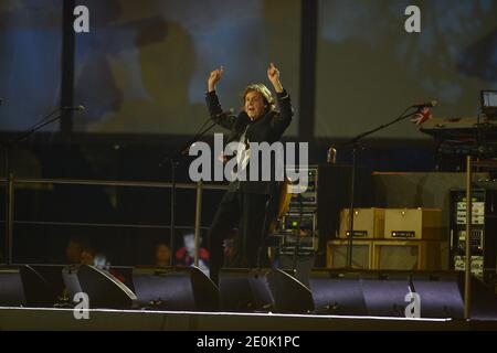 Paul McCartney tritt während der Eröffnungszeremonie der Olympischen Spiele 2012 in London, England am 27. Juli 2012 auf. Foto von ABACAPRESS.COM Stockfoto