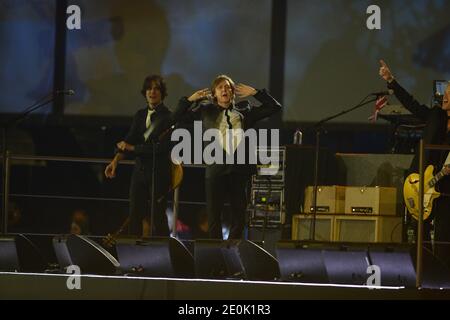 Paul McCartney tritt während der Eröffnungszeremonie der Olympischen Spiele 2012 in London, England am 27. Juli 2012 auf. Foto von ABACAPRESS.COM Stockfoto