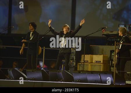 Paul McCartney tritt während der Eröffnungszeremonie der Olympischen Spiele 2012 in London, England am 27. Juli 2012 auf. Foto von ABACAPRESS.COM Stockfoto