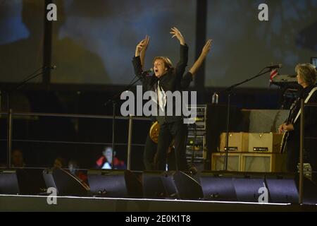 Paul McCartney tritt während der Eröffnungszeremonie der Olympischen Spiele 2012 in London, England am 27. Juli 2012 auf. Foto von ABACAPRESS.COM Stockfoto