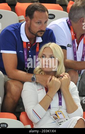 Kronprinz Haakon und Kronprinzessin Mete Marit von Norwegen mit dem Erbgroßherzog Guillaume von Luxemburg und seiner Verlobten Stephanie de Lannoy besuchen die Schwimmveranstaltungen im Aquatics Centre bei den Olympischen Spielen 2012 in London, Großbritannien. Foto von Gouhier-Guibbaud-JMP/ABACAPRESS.COM Stockfoto