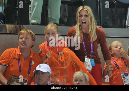 Prinz Willem-Alexander, Prinzessin Maxima und ihre Töchter besuchen das Schwimmfinale im Aquatics Centre während der Olympischen Spiele 2012 in London am 28. Juli 2012. Foto von Guibbaud/Gouhier/JMP/ABACAPRESS.COM? Stockfoto