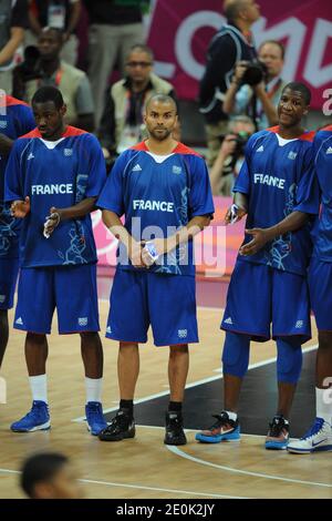 (L-R) die Franzosen Yannick Bokolo, Tony Parker und Yakouba Diawara während ihrer Gruppe EIN Vorrundenspiel, Frankreich gegen USA am zweiten Tag der Olympischen Spiele 2012 in London, Großbritannien am 29. Juli 2012. Die USA haben 98-71 gewonnen. Foto von ABACAPRESS.COM Stockfoto