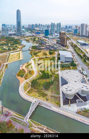 INCHEON, KOREA, 25. OKTOBER 2019: Luftaufnahme des Tri-Bowl Kulturzentrums im Songdo Park in Incheon, Korea Stockfoto