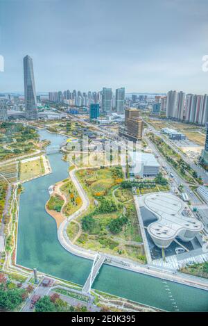 INCHEON, KOREA, 25. OKTOBER 2019: Luftaufnahme des Tri-Bowl Kulturzentrums im Songdo Park in Incheon, Korea Stockfoto