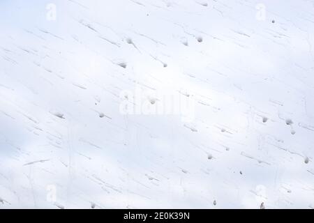 Glas mit schmutzigen Spritzern vom Regen auf dem Hintergrund des Himmels. Hintergrund, Textur, Ort für Text. Stockfoto