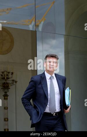 Der französische Minister für industrielle Erholung und Lebensmittelindustrie, Arnaud Montebourg, verlässt am 01. august 2012 nach der wöchentlichen Kabinettssitzung den Elysée-Palast in Paris. Foto von Stephane Lemouton/ABACAPRESS.COM. Stockfoto