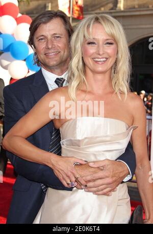 Grant Show und Katherine LaNasa bei Warner Brothers' Los Angeles Premiere von "The Campaign" im Grauman's Chinese Theatre in Hollywood, Los Angeles, CA, USA am 2. August 2012. Foto von Baxter/ABACAPRESS.COM Stockfoto