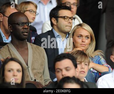 Der ehemalige Fußballspieler Lilian Thuram und Anchor Cecile de Menibus nehmen am 4. August 2012 am Freundschaftsspiel Paris Saint-Germain gegen FC Barcelona im Parc des Princes in Paris, Frankreich, Teil. Das Spiel endete in einem Unentschieden von 2-2. Foto von Valerian Wagner/ABACAPRESS.COM Stockfoto