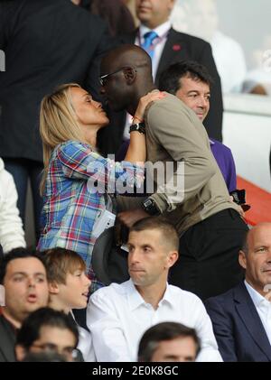 Die Anchors Cecile de Menibus und der ehemalige Fußballspieler Lilian Thuram nehmen am 4. August 2012 am Freundschaftsspiel Paris Saint-Germain gegen den FC Barcelona im Parc des Princes in Paris, Frankreich, Teil. Das Spiel endete in einem Unentschieden von 2-2. Foto von Valerian Wagner/ABACAPRESS.COM Stockfoto