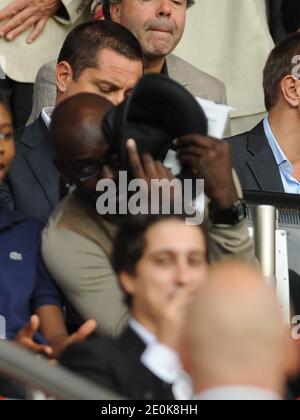 Der ehemalige Fußballspieler Lilian Thuram nimmt am 4. August 2012 am Freundschaftsspiel Paris Saint-Germain gegen FC Barcelona im Parc des Princes in Paris, Frankreich, Teil. Das Spiel endete in einem Unentschieden von 2-2. Foto von Valerian Wagner/ABACAPRESS.COM Stockfoto