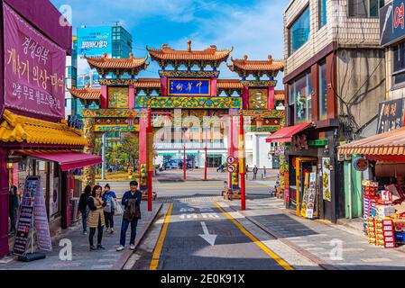 INCHEON, KOREA, 25. OKTOBER 2019: Die Menschen gehen durch Chinatown von Incheon in der Republik Korea Stockfoto