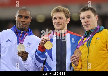 Der britische Jason Kenny (Mitte) feiert mit seiner Goldmedaille neben dem Silbermedaillengewinner Gregory Bauge (links) aus Frankreich und Shane Perkins aus Australien nach dem Sprint-Finale der Männer im Velodrome im Olympic Park am zehnten Tag der Olympischen Spiele 2012 in London im Velodrome in London, Großbritannien am 8. August 2012. Foto von Gouhier-Guibbaud-JMP/ABACAPRESS.COM Stockfoto