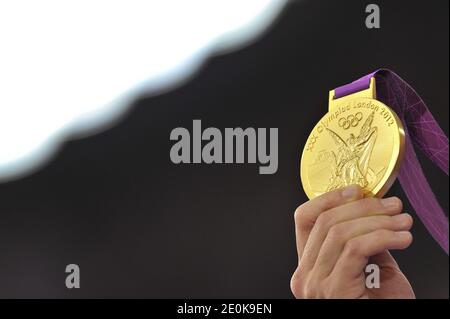 Der britische Jason Kenny feiert mit seiner Goldmedaille zusammen mit dem Silbermedaillengewinner Gregory Bauge (links) und Bronzemedaillengewinner nach dem Sprint-Finale der Männer auf dem Velodrome im Olympic Park am 10. Tag der Olympischen Spiele 2012 in London am Velodrome in London, Großbritannien, am 8. August 2012. Foto von Gouhier-Guibbaud-JMP/ABACAPRESS.COM Stockfoto