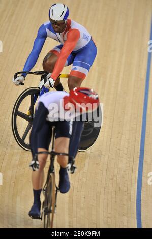 Der britische Jason Kenny ist auf dem Weg, den französischen Gregory Bauge zu besiegen, um bei den Olympischen Spielen 2012 in London am 5. August 2012 im Sprint der Männer auf dem Velodrome im Olympiapark Gold zu gewinnen. Foto von Gouhier-Guibbaud-JMP/ABACAPRESS.COM Stockfoto