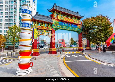 INCHEON, KOREA, 25. OKTOBER 2019: Die Menschen gehen durch Chinatown von Incheon in der Republik Korea Stockfoto