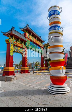 INCHEON, KOREA, 25. OKTOBER 2019: Die Menschen gehen durch Chinatown von Incheon in der Republik Korea Stockfoto