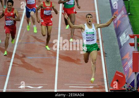 Taoufik Makhloufi aus Algerien feiert, als er die Ziellinie überquert und das 1500-m-Rennen der Männer im Olympiastadion gewinnt, während der Olympischen Sommerspiele 2012 in London, Großbritannien, Dienstag, 7. August 2012. Foto von Henri Szwarc/ABACAPRESS.COM Stockfoto