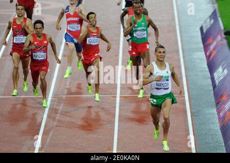 Taoufik Makhloufi aus Algerien überquert die Ziellinie und gewinnt das 1500-m-Rennen der Männer im Olympiastadion während der Olympischen Sommerspiele 2012 in London, Großbritannien, Dienstag, 7. August 2012. Foto von Henri Szwarc/ABACAPRESS.COM Stockfoto