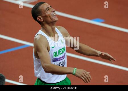 Taoufik Makhloufi aus Algerien feiert, als er die Ziellinie überquert und das 1500-m-Rennen der Männer im Olympiastadion gewinnt, während der Olympischen Sommerspiele 2012 in London, Großbritannien, Dienstag, 7. August 2012. Foto von Henri Szwarc/ABACAPRESS.COM Stockfoto