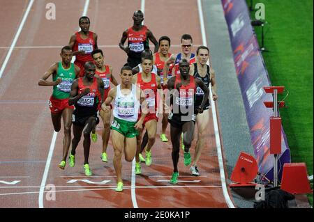 Taoufik Makhloufi aus Algerien überquert die Ziellinie und gewinnt das 1500-m-Rennen der Männer im Olympiastadion während der Olympischen Sommerspiele 2012 in London, Großbritannien, Dienstag, 7. August 2012. Foto von Henri Szwarc/ABACAPRESS.COM Stockfoto