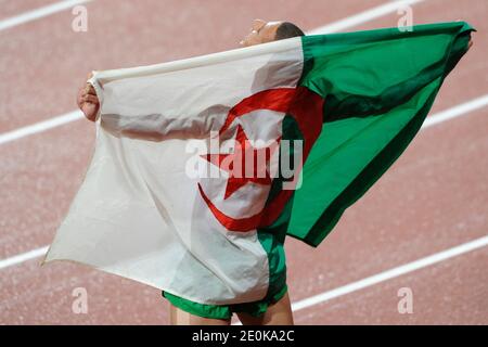 Taoufik Makhloufi aus Algerien feiert den Sieg des 1500-m-Rennens der Männer im Olympiastadion während der Olympischen Sommerspiele 2012 in London, Großbritannien, Dienstag, 7. August 2012. Foto von Henri Szwarc/ABACAPRESS.COM Stockfoto