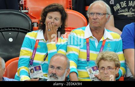 König Carl XVI Gustaf und Königin Silvia von Schweden nehmen am 8. August 2012 an dem Viertelfinalspiel Schweden gegen Dänemark bei den Olympischen Spielen in London 2012 in der Handball Arena in London, Großbritannien, Teil. Schweden gewann 24-22. Foto von Gouhier-Guibbaud-JMP/ABACAPRESS.COM Stockfoto