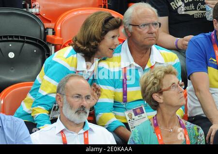 König Carl XVI Gustaf und Königin Silvia von Schweden nehmen am 8. August 2012 an dem Viertelfinalspiel Schweden gegen Dänemark bei den Olympischen Spielen in London 2012 in der Handball Arena in London, Großbritannien, Teil. Schweden gewann 24-22. Foto von Gouhier-Guibbaud-JMP/ABACAPRESS.COM Stockfoto