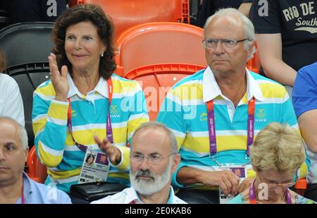 König Carl XVI Gustaf und Königin Silvia von Schweden nehmen am 8. August 2012 an dem Viertelfinalspiel Schweden gegen Dänemark bei den Olympischen Spielen 2012 in London in der Basketball Arena in London, Großbritannien, Teil. Schweden gewann 24-22. Foto von Gouhier-Guibbaud-JMP/ABACAPRESS.COM Stockfoto