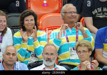 König Carl XVI Gustaf und Königin Silvia von Schweden nehmen am 8. August 2012 an dem Viertelfinalspiel Schweden gegen Dänemark bei den Olympischen Spielen in London 2012 in der Handball Arena in London, Großbritannien, Teil. Schweden gewann 24-22. Foto von Gouhier-Guibbaud-JMP/ABACAPRESS.COM Stockfoto