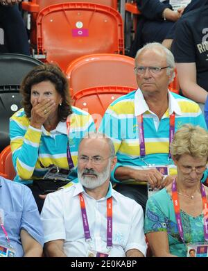 König Carl XVI Gustaf und Königin Silvia von Schweden nehmen am 8. August 2012 an dem Viertelfinalspiel Schweden gegen Dänemark bei den Olympischen Spielen in London 2012 in der Handball Arena in London, Großbritannien, Teil. Schweden gewann 24-22. Foto von Gouhier-Guibbaud-JMP/ABACAPRESS.COM Stockfoto