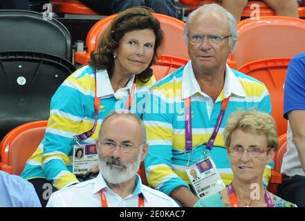 König Carl XVI Gustaf und Königin Silvia von Schweden nehmen am 8. August 2012 an dem Viertelfinalspiel Schweden gegen Dänemark bei den Olympischen Spielen 2012 in London in der Basketball Arena in London, Großbritannien, Teil. Schweden gewann 24-22. Foto von Gouhier-Guibbaud-JMP/ABACAPRESS.COM Stockfoto