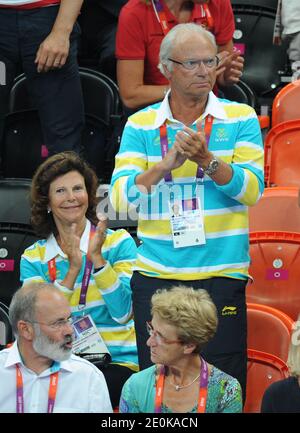 König Carl XVI Gustaf und Königin Silvia von Schweden nehmen am 8. August 2012 an dem Viertelfinalspiel Schweden gegen Dänemark bei den Olympischen Spielen in London 2012 in der Handball Arena in London, Großbritannien, Teil. Schweden gewann 24-22. Foto von Gouhier-Guibbaud-JMP/ABACAPRESS.COM Stockfoto