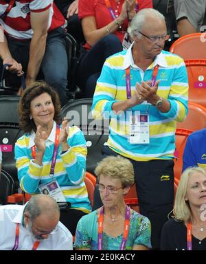 König Carl XVI Gustaf und Königin Silvia von Schweden nehmen am 8. August 2012 an dem Viertelfinalspiel Schweden gegen Dänemark bei den Olympischen Spielen 2012 in London in der Basketball Arena in London, Großbritannien, Teil. Schweden gewann 24-22. Foto von Gouhier-Guibbaud-JMP/ABACAPRESS.COM Stockfoto