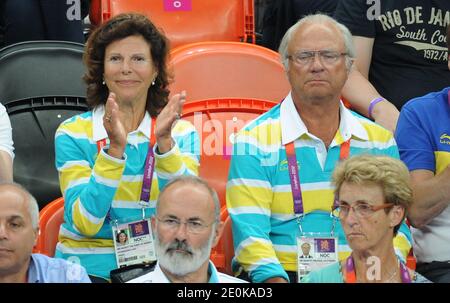 König Carl XVI Gustaf und Königin Silvia von Schweden nehmen am 8. August 2012 an dem Viertelfinalspiel Schweden gegen Dänemark bei den Olympischen Spielen 2012 in London in der Basketball Arena in London, Großbritannien, Teil. Schweden gewann 24-22. Foto von Gouhier-Guibbaud-JMP/ABACAPRESS.COM Stockfoto