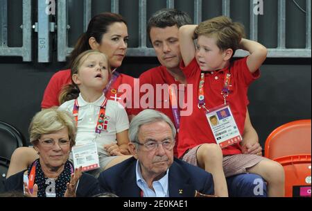 Der dänische Kronprinz Frederik, Kronprinzessin Mary und ihre Kinder Prinzessin Isabella und Prinz Vincent nehmen am 8. August 2012 an dem Viertelfinalspiel der Männer Schweden gegen Dänemark bei den Olympischen Spielen 2012 in London in der Handball Arena in London, Großbritannien, Teil. Schweden gewann 24-22. Foto von Gouhier-Guibbaud-JMP/ABACAPRESS.COM Stockfoto