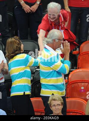 Königin Margrethe II. Von Dänemark, König Carl XVI. Gustaf von Schweden und Königin Silvia von Schweden nehmen am 8. August 2012 an dem Viertelfinalspiel Schweden gegen Dänemark bei den Olympischen Spielen 2012 in London in der Basketball Arena in London, Großbritannien, Teil. Schweden gewann 24-22. Foto von Gouhier-Guibbaud-JMP/ABACAPRESS.COM Stockfoto