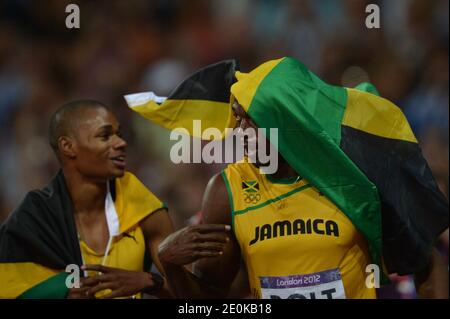 Jamaikas Goldmedaillengewinner Usain Bolt feiert mit Jamaikas Silbermedaillengewinner Yohan Blake und Jamaikas Bronzemedaillengewinner Warren Weir nach dem 200-m-Finale der Männer im Olympiastadion bei den Olympischen Spielen 2012 in London, Großbritannien am 9. August 2012. Foto von Gouhier-Guibbaud-JMP/ABACAPRESS.COM Stockfoto