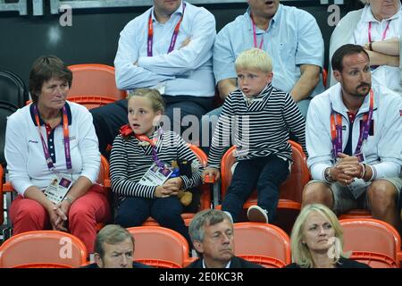 Kronprinz Haakon, Kronprinzessin Mete Marit von Norwegen mit Sohn Prinz Sverre Magnus und Tochter Prinzessin Ingrid Alexandra besuchen das Frauen-Handball-Finale um Goldmedaille, Norwegen gegen Montenegro im Olympiapark, während der Olympischen Spiele 2012 in London, am 11. August 2012. Norwegen gewann 26-23. Foto von Gouhier-Guibbaud-JMP/ABACAPRESS.COM Stockfoto