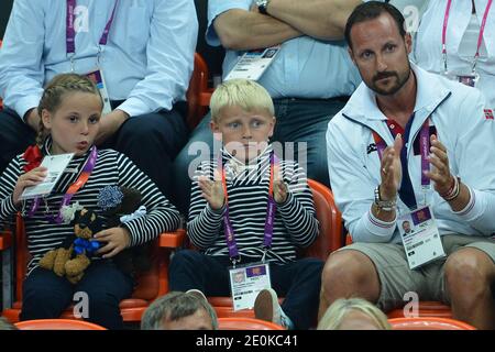 Kronprinz Haakon, Kronprinzessin Mete Marit von Norwegen mit Sohn Prinz Sverre Magnus und Tochter Prinzessin Ingrid Alexandra besuchen das Frauen-Handball-Finale um Goldmedaille, Norwegen gegen Montenegro im Olympiapark, während der Olympischen Spiele 2012 in London, am 11. August 2012. Norwegen gewann 26-23. Foto von Gouhier-Guibbaud-JMP/ABACAPRESS.COM Stockfoto