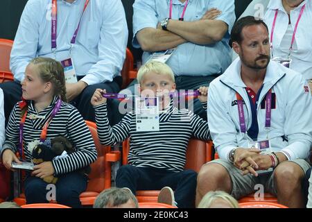 Kronprinz Haakon, Kronprinzessin Mete Marit von Norwegen mit Sohn Prinz Sverre Magnus und Tochter Prinzessin Ingrid Alexandra besuchen das Frauen-Handball-Finale um Goldmedaille, Norwegen gegen Montenegro im Olympiapark, während der Olympischen Spiele 2012 in London, am 11. August 2012. Norwegen gewann 26-23. Foto von Gouhier-Guibbaud-JMP/ABACAPRESS.COM Stockfoto