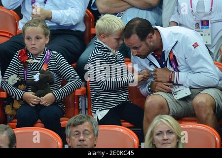 Kronprinz Haakon, Kronprinzessin Mete Marit von Norwegen mit Sohn Prinz Sverre Magnus und Tochter Prinzessin Ingrid Alexandra besuchen das Frauen-Handball-Finale um Goldmedaille, Norwegen gegen Montenegro im Olympiapark, während der Olympischen Spiele 2012 in London, am 11. August 2012. Norwegen gewann 26-23. Foto von Gouhier-Guibbaud-JMP/ABACAPRESS.COM Stockfoto