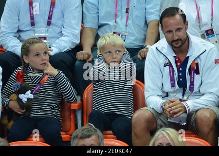 Kronprinz Haakon, Kronprinzessin Mete Marit von Norwegen mit Sohn Prinz Sverre Magnus und Tochter Prinzessin Ingrid Alexandra besuchen das Frauen-Handball-Finale um Goldmedaille, Norwegen gegen Montenegro im Olympiapark, während der Olympischen Spiele 2012 in London, am 11. August 2012. Norwegen gewann 26-23. Foto von Gouhier-Guibbaud-JMP/ABACAPRESS.COM Stockfoto